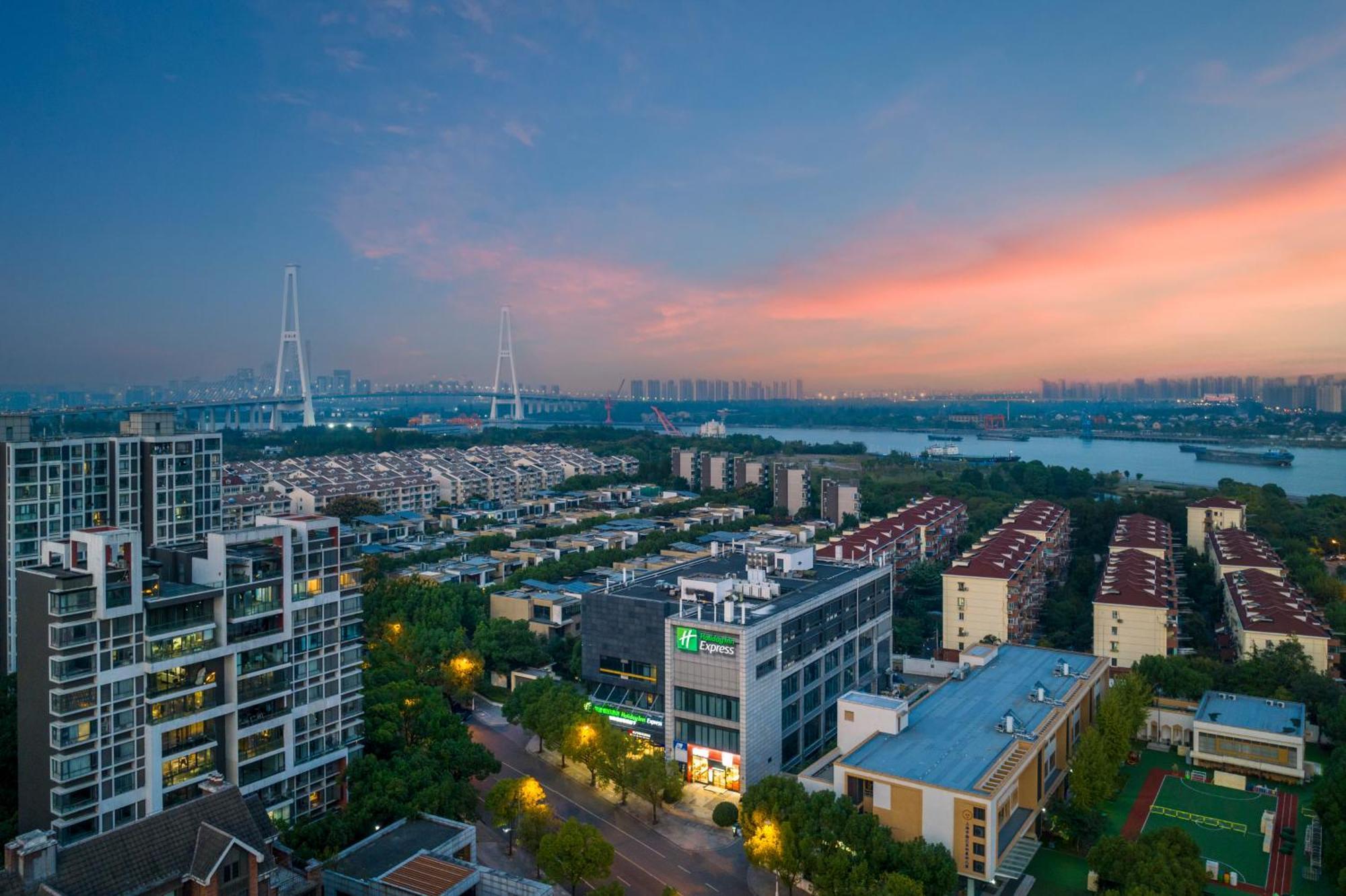 Holiday Inn Express Shanghai Xuhui Binjiang, An Ihg Hotel Exterior photo